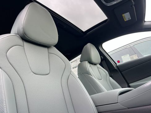 New 2025 Hyundai Elantra Limited image 16