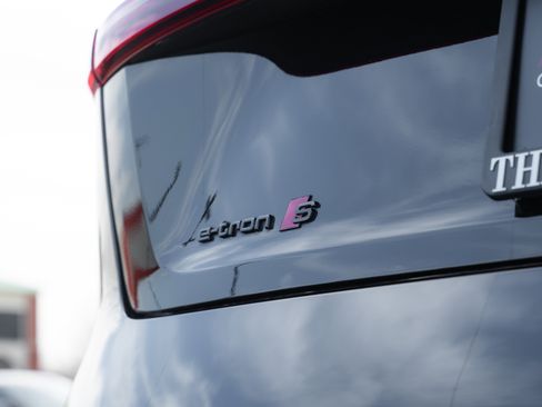 Certified 2022 Audi e-tron S Prestige w/ Prestige Package image 33