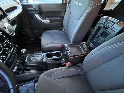 Used 2017 Jeep Wrangler Unlimited Rubicon w/ Connectivity Group AWD/4WD image 17