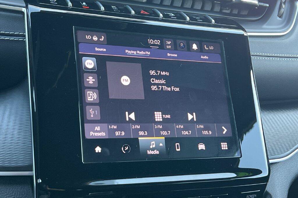 Used 2024 Jeep Grand Cherokee Laredo w/ Luxury Tech Group I RWD image 18