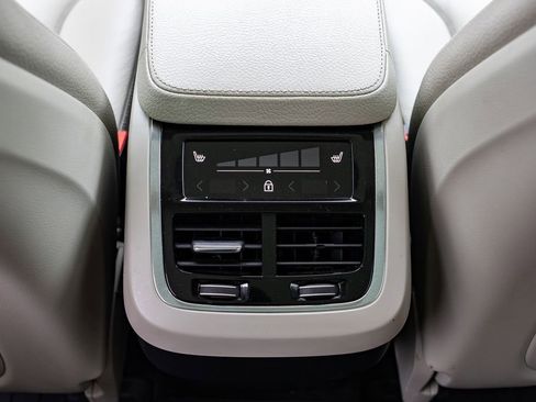Used 2022 Volvo XC90 T6 Momentum w/ Climate Package AWD/4WD image 9