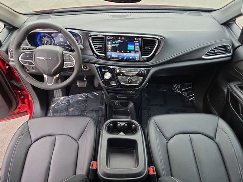 Used 2025 Chrysler Pacifica Select image 18