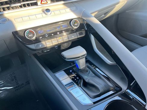 Used 2025 Hyundai Elantra SEL image 42