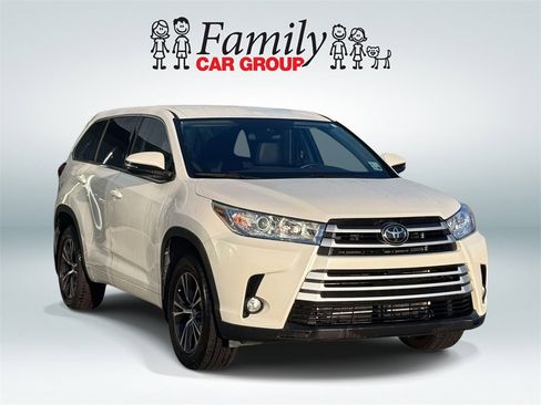 Used 2018 Toyota Highlander LE image 2