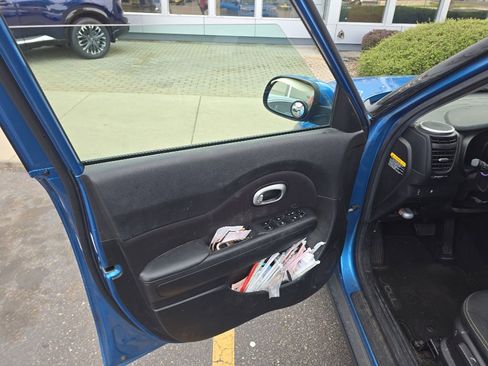 Used 2016 Kia Soul + w/ Designer's Package FWD image 16