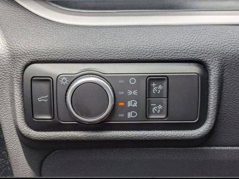 Used 2024 Ford Explorer XLT image 2