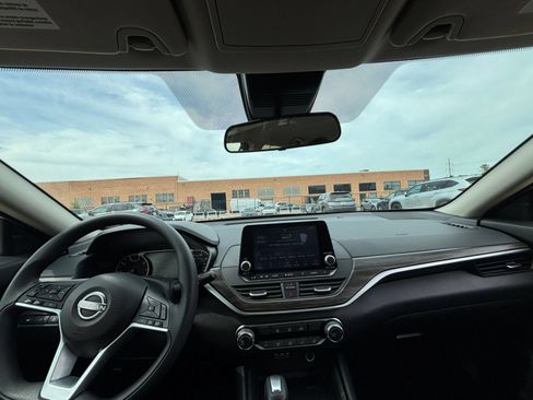 Used 2025 Nissan Altima 2.5 SV FWD image 28