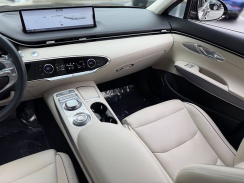 Used 2023 Genesis GV70 2.5T w/ Advanced Package image 42