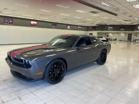 Used 2014 Dodge Challenger SXT RWD image 1