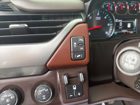 Used 2019 Chevrolet Suburban Premier AWD/4WD image 17