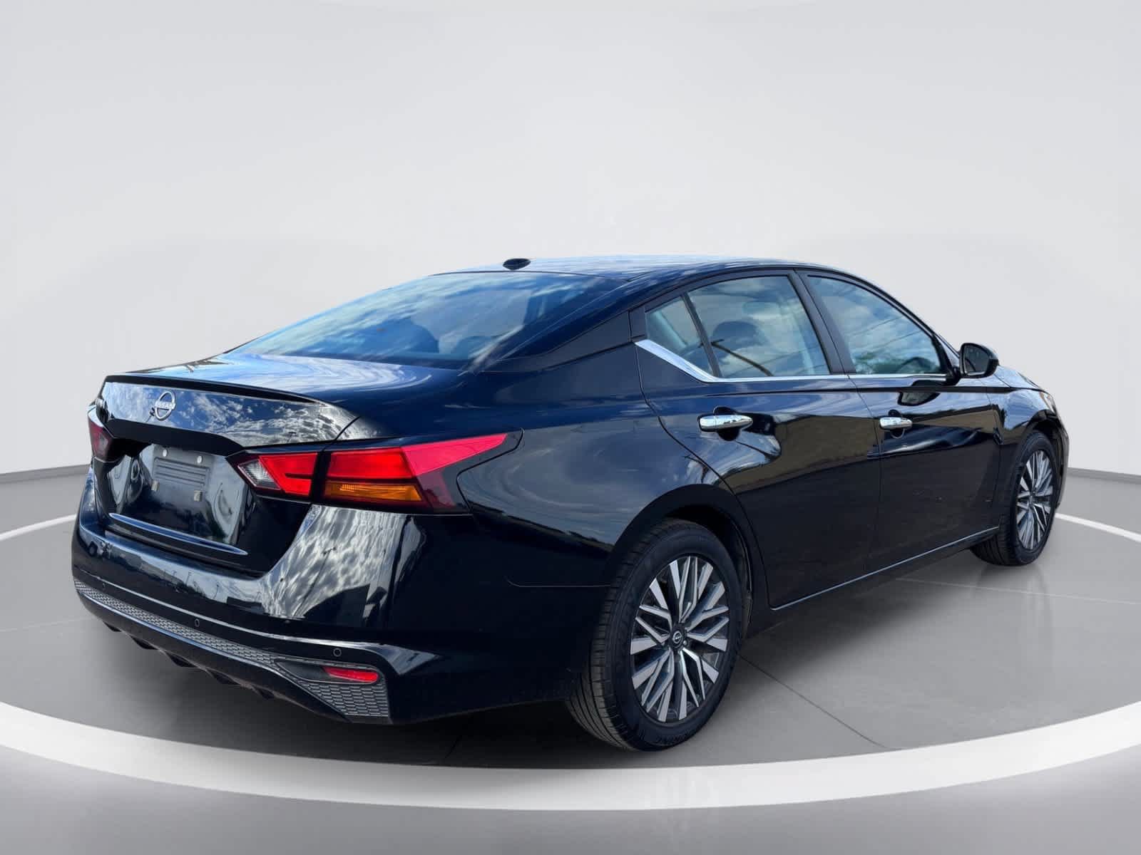Used 2025 Nissan Altima 2.5 SV FWD image 6