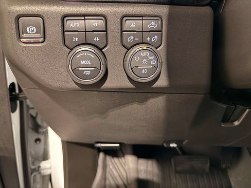 Used 2025 Chevrolet Silverado 1500 LT Trail Boss w/ Convenience Package II AWD/4WD image 17