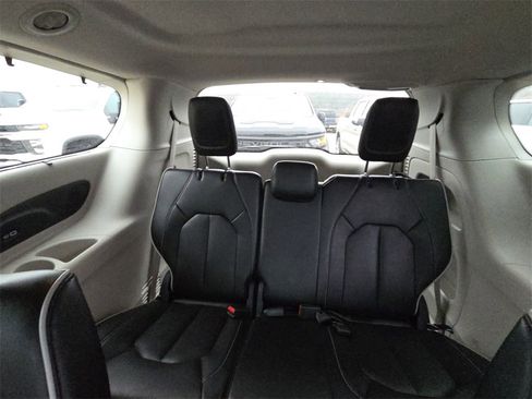 Used 2023 Chrysler Pacifica Limited image 14