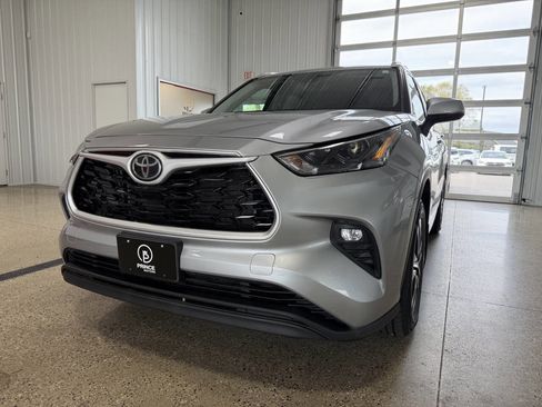 Used 2022 Toyota Highlander XLE AWD/4WD image 48