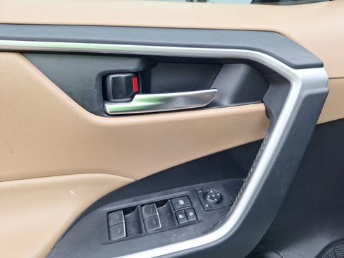 Used 2022 Toyota RAV4 XLE Premium image 17