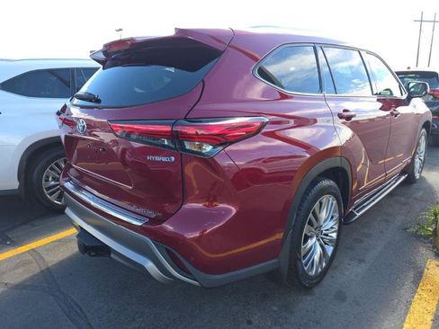 Used 2023 Toyota Highlander Platinum AWD/4WD image 2