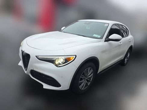 Used 2023 Alfa Romeo Stelvio Sprint image 2