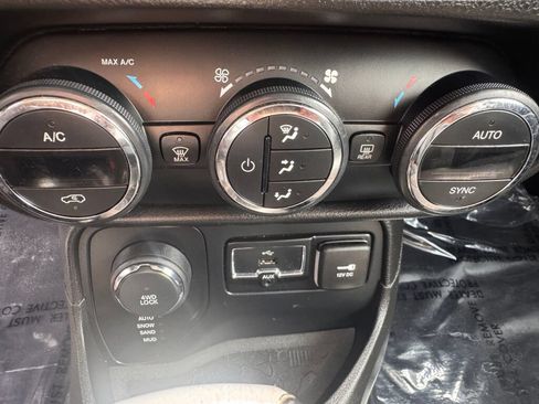Used 2015 Jeep Renegade Limited w/ Advanced Technology Group AWD/4WD image 25