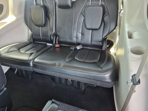 Used 2023 Chrysler Pacifica Touring-L FWD image 23
