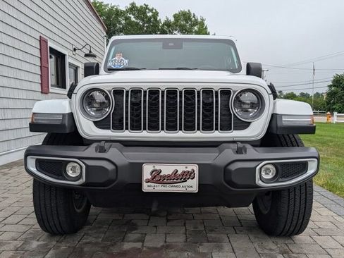 Used 2025 Jeep Wrangler Unlimited Sahara AWD/4WD image 3
