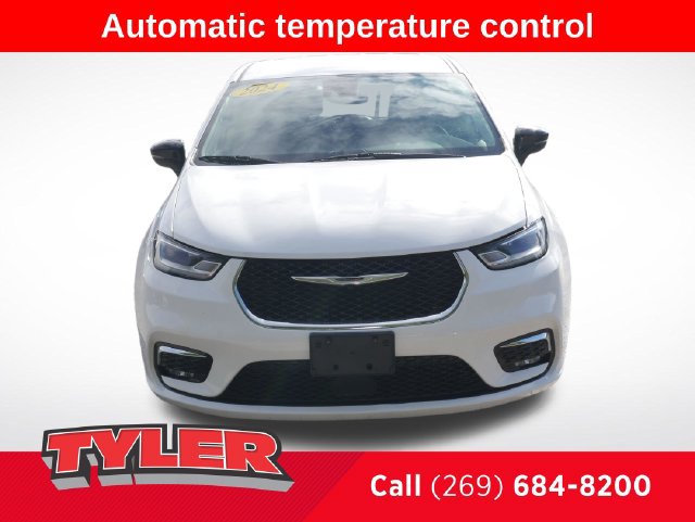 Used 2024 Chrysler Pacifica Limited FWD image 2