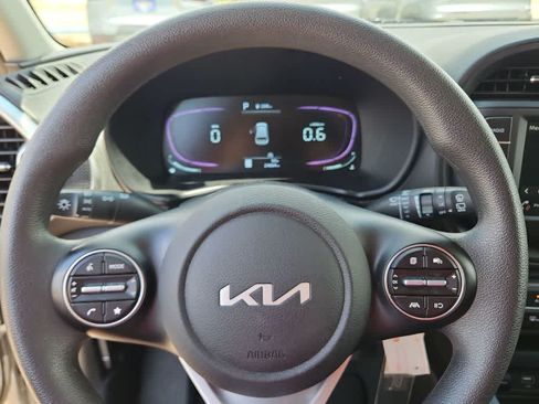 Used 2025 Kia Soul LX w/ LX Technology Package FWD image 19