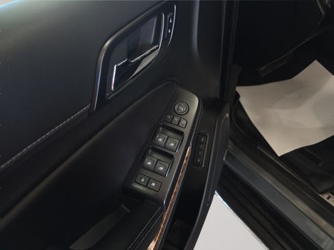 Used 2019 Chevrolet Suburban Premier AWD/4WD image 11