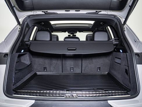 Certified 2025 Porsche Cayenne AWD/4WD image 28