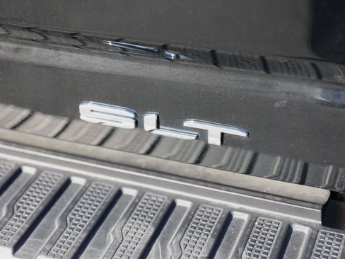 Used 2025 GMC Sierra 2500 SLT w/ SLT Premium Package image 11