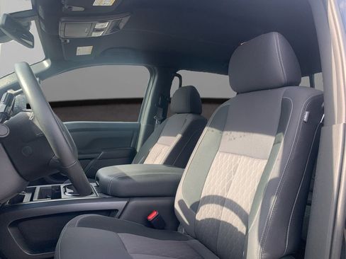 Used 2024 Nissan Titan SV w/ SV Convenience Package image 9