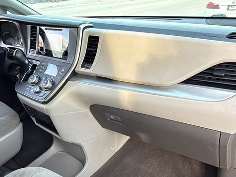 Used 2017 Toyota Sienna L image 32