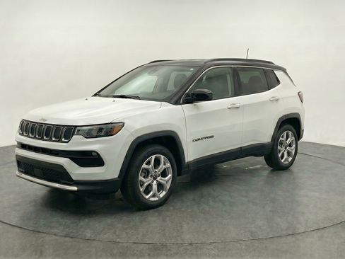 Used 2025 Jeep Compass Latitude AWD/4WD image 3