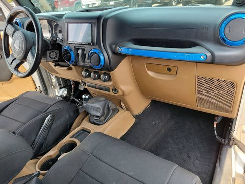 Used 2011 Jeep Wrangler Sahara AWD/4WD image 10
