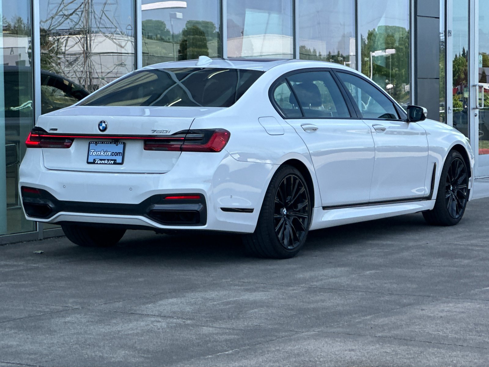 Used 2020 BMW 750i xDrive w/ M Sport Package AWD/4WD image 4