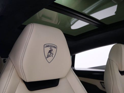 Used 2022 Lamborghini Urus AWD/4WD image 38