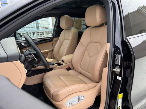 Used 2023 Porsche Macan AWD/4WD image 5