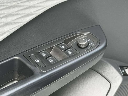 Certified 2023 Volkswagen Taos S FWD image 17