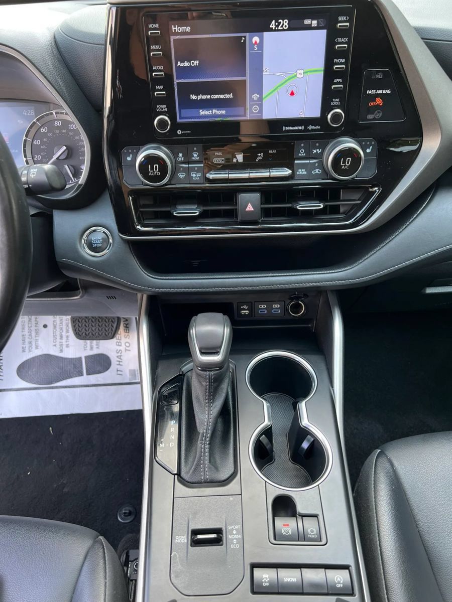 Used 2022 Toyota Highlander XLE FWD image 20