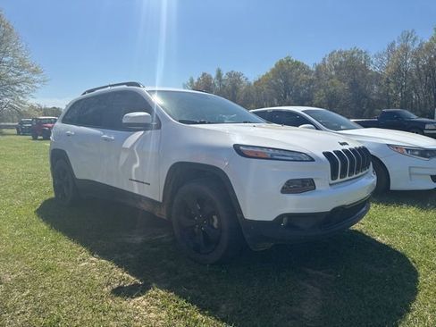 Used 2018 Jeep Cherokee Latitude w/ Altitude Package image 4