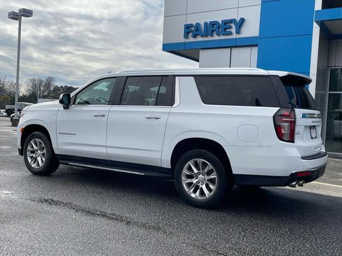 Used 2023 Chevrolet Suburban Premier image 3