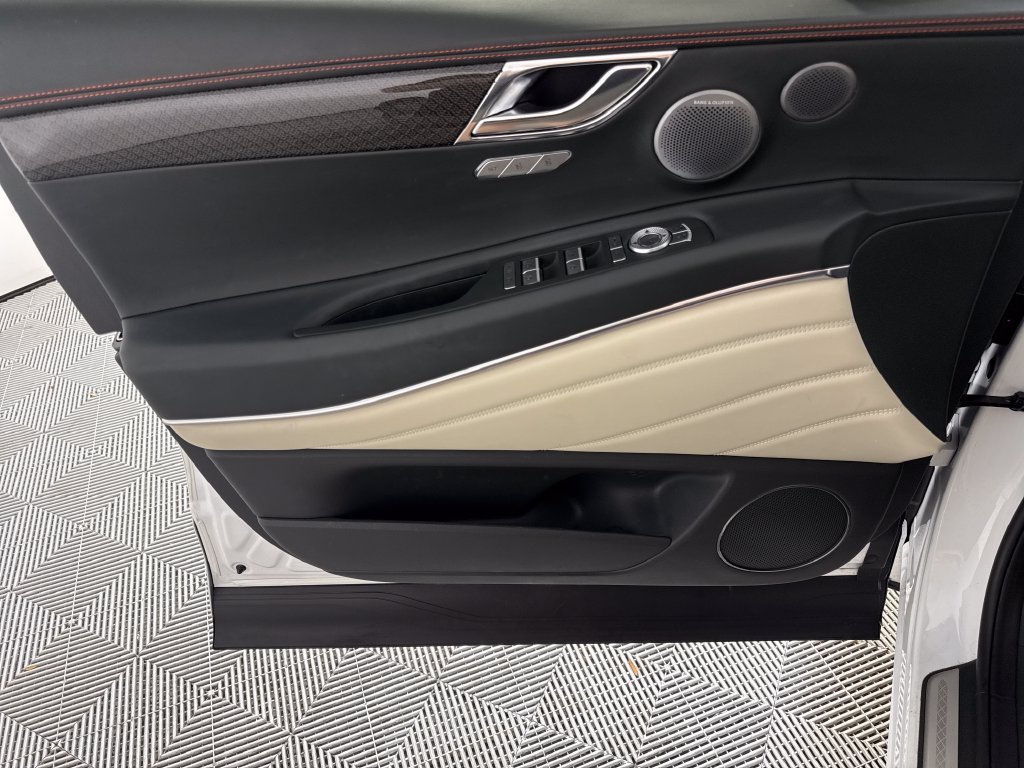 Certified 2025 Genesis GV80 3.5T e-SC AWD/4WD image 11