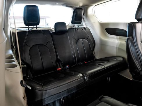 Used 2020 Chrysler Voyager Lxi image 40