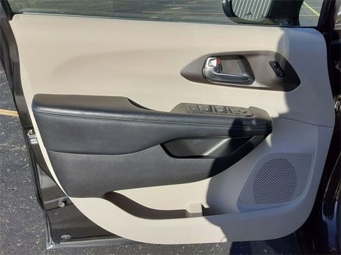 Certified 2021 Chrysler Pacifica Touring-L image 12