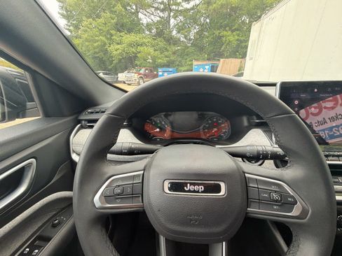 Used 2024 Jeep Compass Latitude AWD/4WD image 23