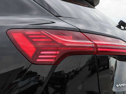 Used 2023 Audi e-tron Premium w/ Convenience Plus Package image 12