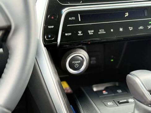 Used 2024 Toyota Venza XLE image 28