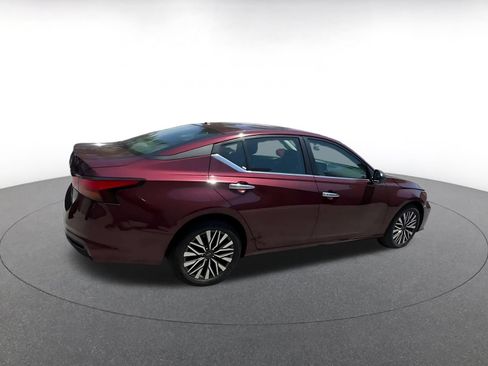 Used 2025 Nissan Altima 2.5 SV FWD image 14