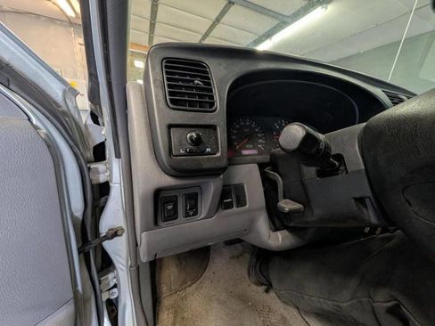 Used 2000 Nissan Frontier 4x4 King Cab V6 image 31