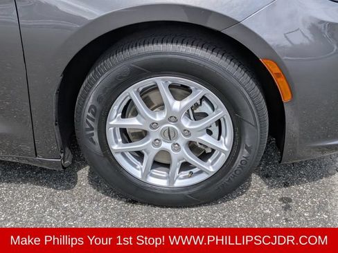 Used 2023 Chrysler Pacifica Touring-L FWD image 10