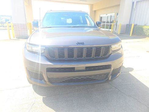 Used 2025 Jeep Grand Cherokee L Altitude image 2